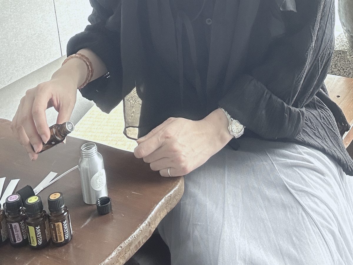 調配精油的手部特寫
