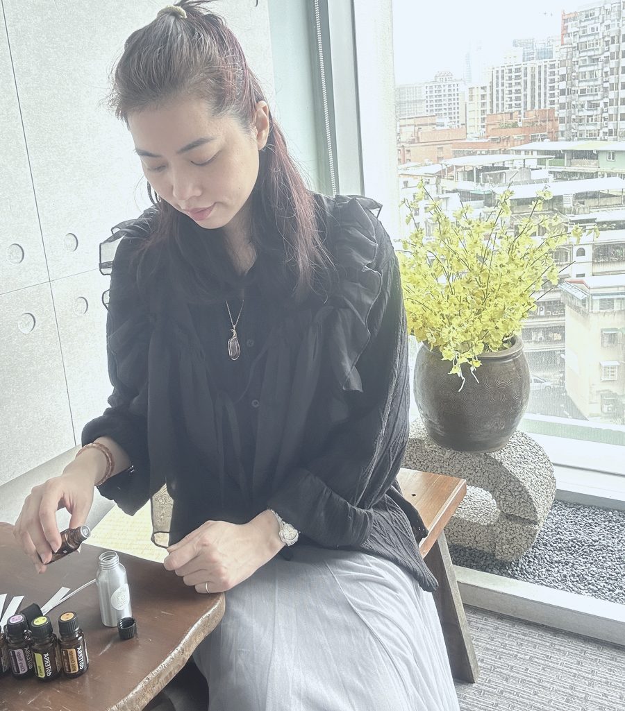 米雅調香中