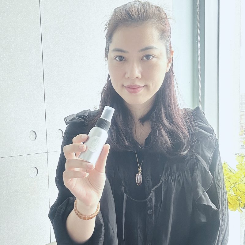 米雅拿著微香自在的香水